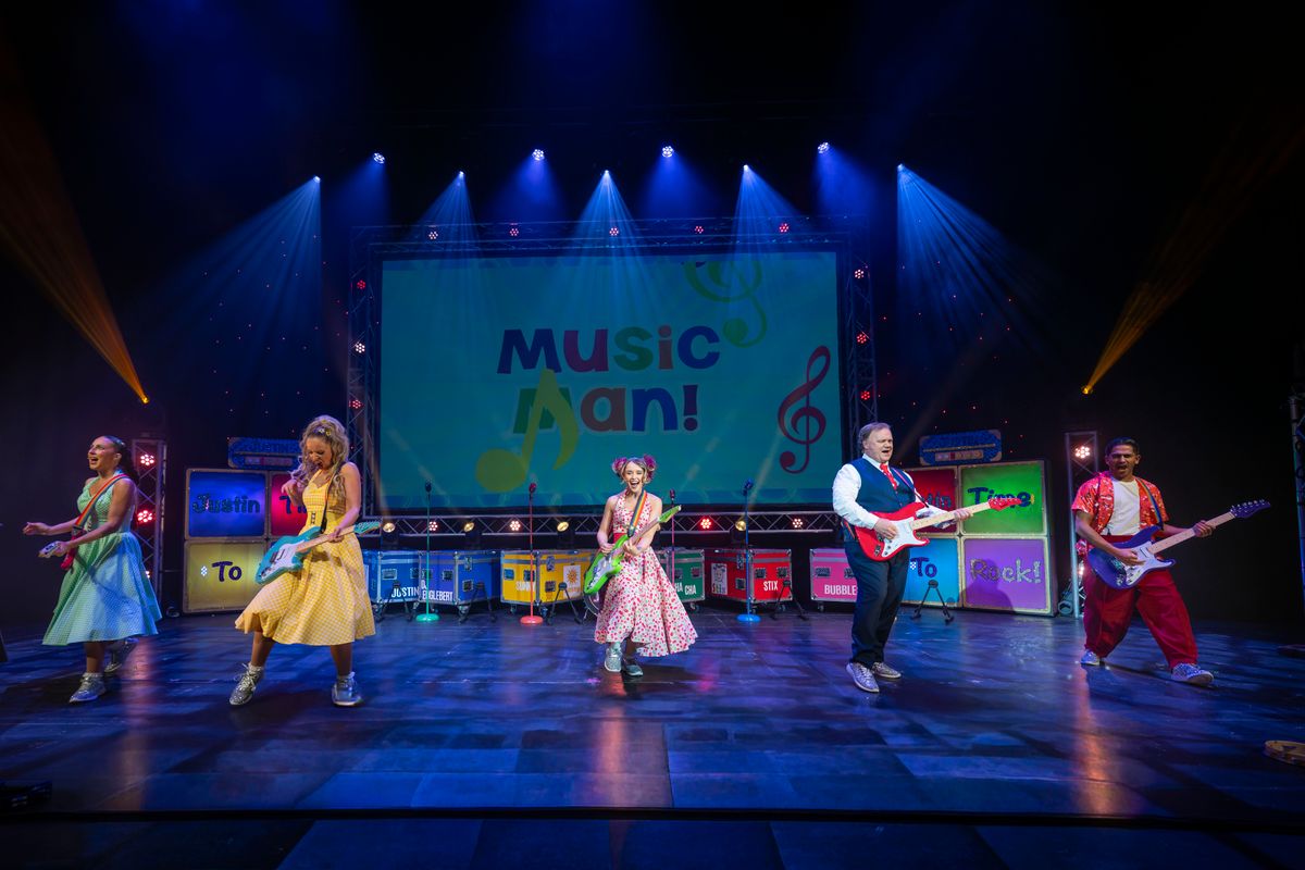 Justin and cast members all play their electric guitars.