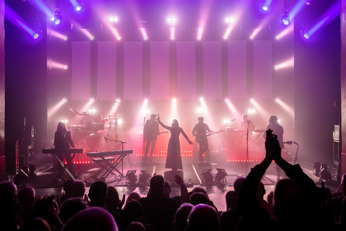 An audience claps the performers.